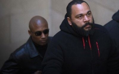 Dieudonné M'Bala M'Bala à son arrivée au tribunal de Paris, le 13 décembre 2013. (Crédit : Joel Saget/AFP)